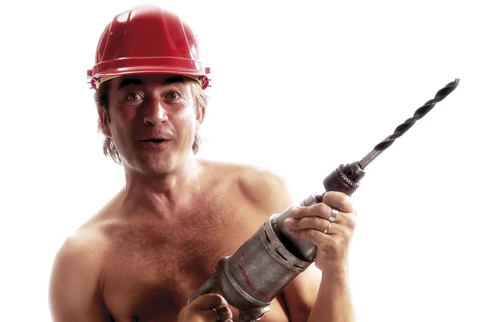 Gerahmter Druck : Halb nackter Bauarbeiter, der ein Bohrhammer hält. Gerahmter Druck : Halb nackter Bauarbeiter, der ein Bohrhammer hält.