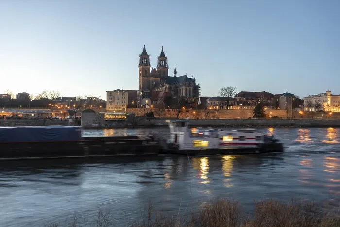 Gerahmter Druck : Schleppboot, dahinter die Kathedrale. Gerahmter Druck : Schleppboot, dahinter die Kathedrale.