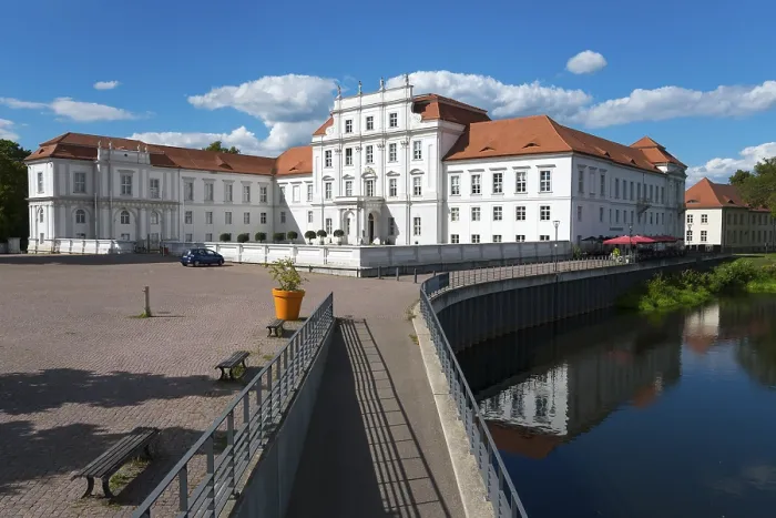 Gerahmter Druck : Ein barocker Schloss neben einer Brücke über einem Fluss. Gerahmter Druck : Ein barocker Schloss neben einer Brücke über einem Fluss.