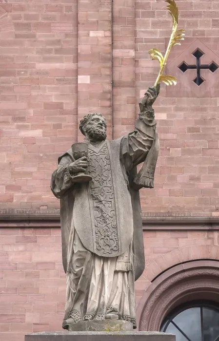 Gerahmter Druck : Barockstatue des hl. Marcellinus vor der Einhardbasilika Gerahmter Druck : Barockstatue des hl. Marcellinus vor der Einhardbasilika