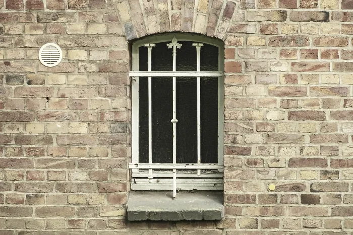Gerahmter Druck : Vermauerte Kellerfenster in einer Ziegelwand. Gerahmter Druck : Vermauerte Kellerfenster in einer Ziegelwand.