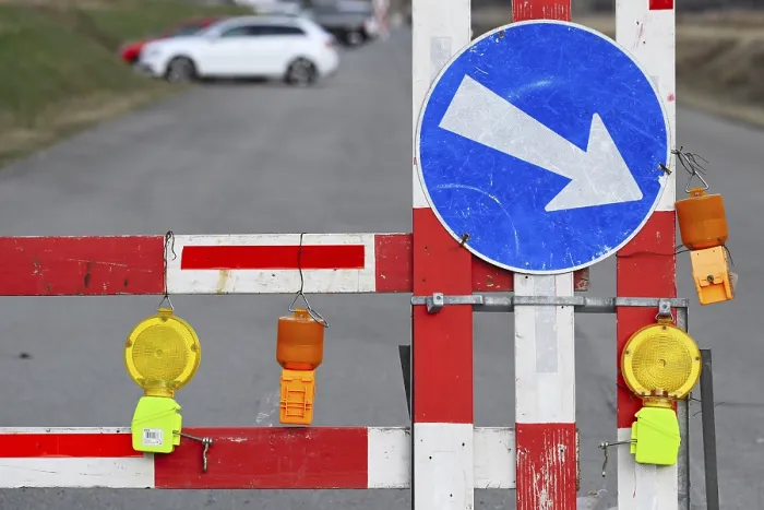 Gerahmter Druck : Sperrung um Baustelle rechts. Gerahmter Druck : Sperrung um Baustelle rechts.