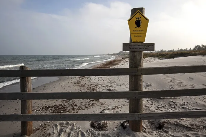 Gerahmter Druck : Barriere mit Schild auf Brüterei. Gerahmter Druck : Barriere mit Schild auf Brüterei.