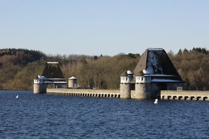 Gerahmter Druck : Sperrmauer, Damm, Mohnesee. Gerahmter Druck : Sperrmauer, Damm, Mohnesee.