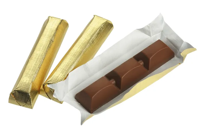 Gerahmter Druck : Schokoladenstangen in Goldfolie. Gerahmter Druck : Schokoladenstangen in Goldfolie.