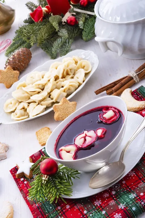 Gerahmter Druck : Barszcz (Rote-Bete-Suppe) mit kleinen Pierogi. Gerahmter Druck : Barszcz (Rote-Bete-Suppe) mit kleinen Pierogi.