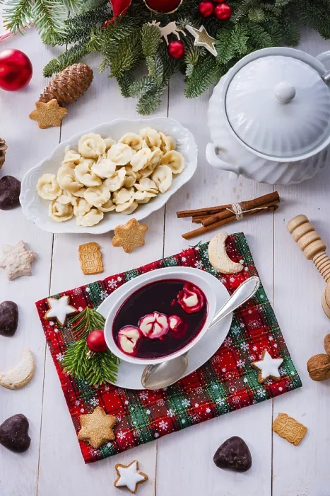 Gerahmter Druck : Barszcz (Rote-Bete-Suppe) mit kleinen Pierogi. Gerahmter Druck : Barszcz (Rote-Bete-Suppe) mit kleinen Pierogi.