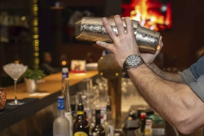 Gerahmter Druck : Barkeeper-Bewirtung