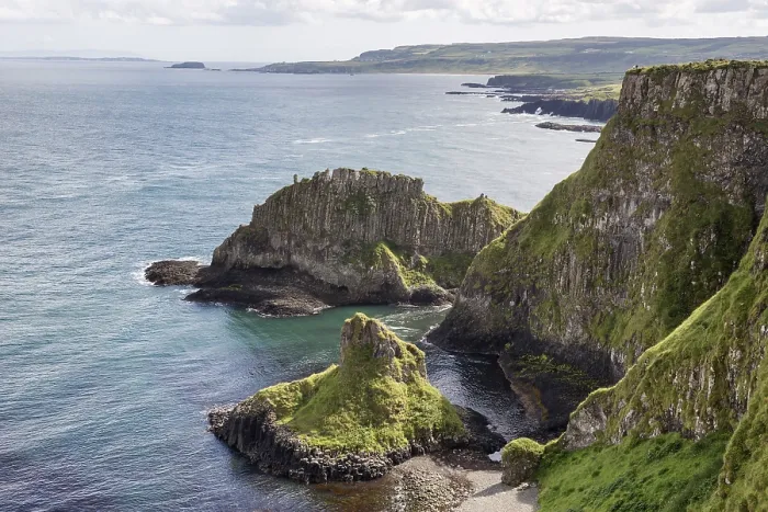 Gerahmter Druck : Basaltklippen entlang der Causeway Coast. Gerahmter Druck : Basaltklippen entlang der Causeway Coast.