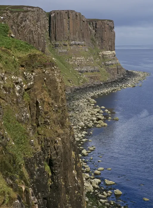 Gerahmter Druck : Basaltfelsen bekannt als Kilt Rock Gerahmter Druck : Basaltfelsen bekannt als Kilt Rock