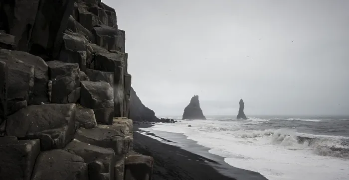 Gerahmter Druck : Basalt-Säulen und Klippen, schwarzer Sandstrand. Gerahmter Druck : Basalt-Säulen und Klippen, schwarzer Sandstrand.
