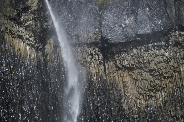 Gerahmter Druck : Basalt-Säulen, Hvammsfoss-Wasserfall Gerahmter Druck : Basalt-Säulen, Hvammsfoss-Wasserfall