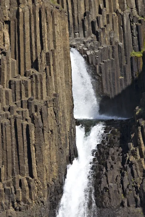 Gerahmter Druck : Basalt-Säulen um den Litlanesfoss-Wasserfall. Gerahmter Druck : Basalt-Säulen um den Litlanesfoss-Wasserfall.