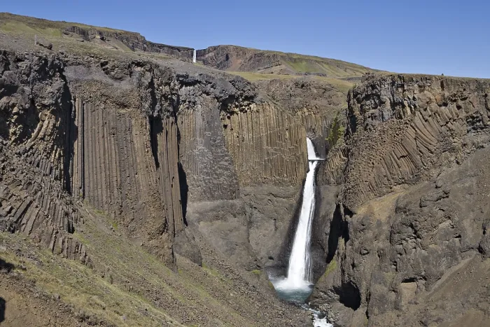 Gerahmter Druck : Basalt-Säulen am Litlanesfoss-Wasserfall Gerahmter Druck : Basalt-Säulen am Litlanesfoss-Wasserfall