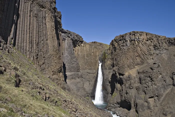 Gerahmter Druck : Basalt-Säulen am Litlanesfoss-Wasserfall Gerahmter Druck : Basalt-Säulen am Litlanesfoss-Wasserfall