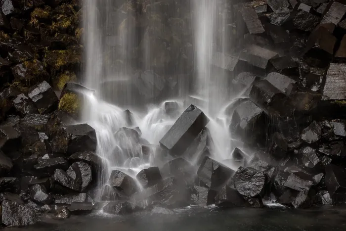 Gerahmter Druck : Basalt-Säulen, Svartifoss-Wasserfall Gerahmter Druck : Basalt-Säulen, Svartifoss-Wasserfall
