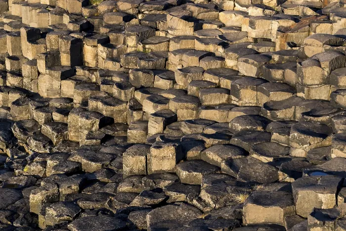 Gerahmter Druck : Basaltschichtungen, Kálfshamarsvík Gerahmter Druck : Basaltschichtungen, Kálfshamarsvík