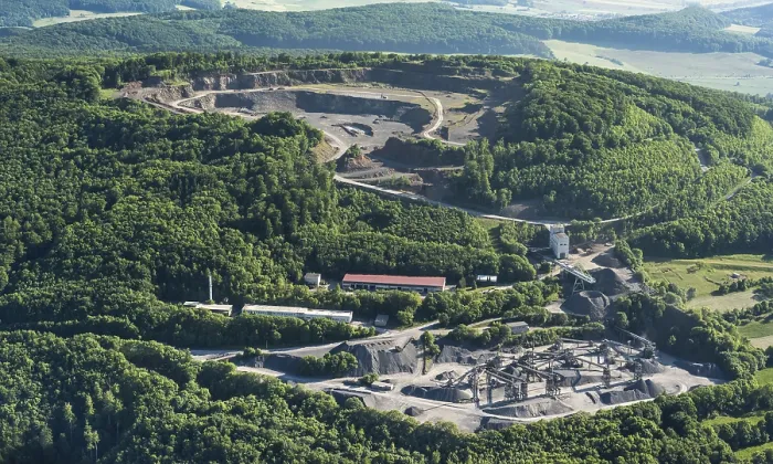 Gerahmter Druck : Basaltbergbau auf dem Dietrichsberg. Gerahmter Druck : Basaltbergbau auf dem Dietrichsberg.