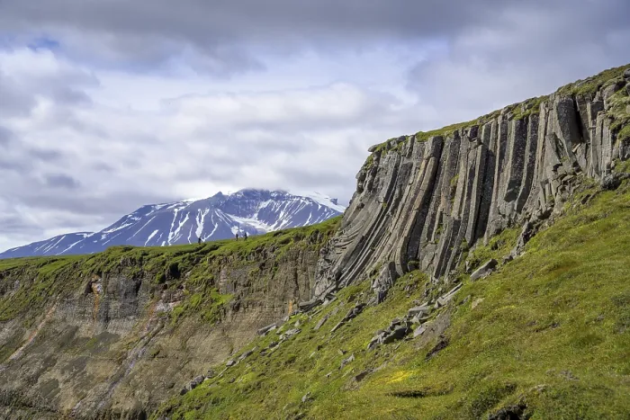 Gerahmter Druck : Basaltgestein und Snæfellsjökull im Hintergrund. Gerahmter Druck : Basaltgestein und Snæfellsjökull im Hintergrund.
