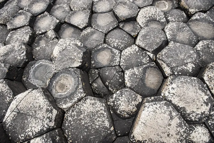 Gerahmter Druck : Basaltische Gesteine, hexagonal von oben gesehen. Gerahmter Druck : Basaltische Gesteine, hexagonal von oben gesehen.