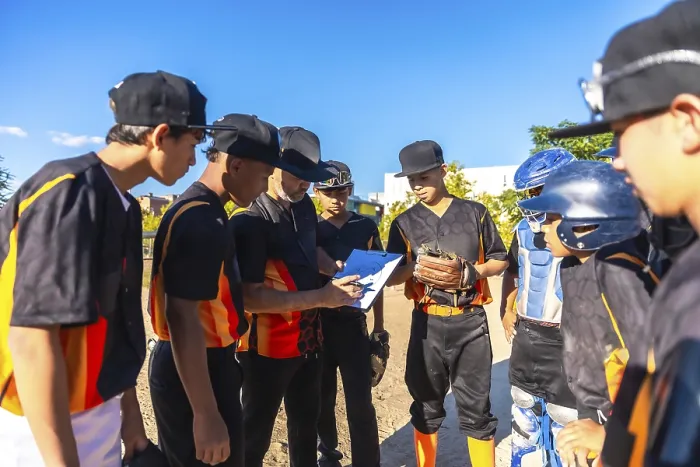 Gerahmter Druck : Schwarzer Baseballtrainer Gerahmter Druck : Schwarzer Baseballtrainer