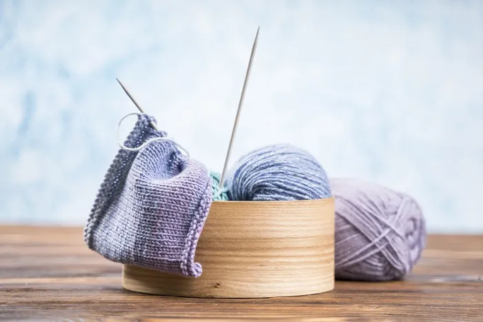 Gerahmter Druck : Mit buntem Wollestrick. Gerahmter Druck : Mit buntem Wollestrick.