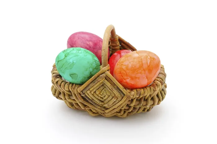Gerahmter Druck : Korb mit farbigen Ostereiern. Gerahmter Druck : Korb mit farbigen Ostereiern.