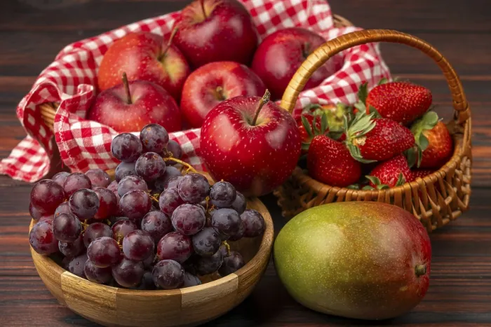 Gerahmter Druck : Körbe gefüllt mit Äpfeln, Erdbeeren. Gerahmter Druck : Körbe gefüllt mit Äpfeln, Erdbeeren.