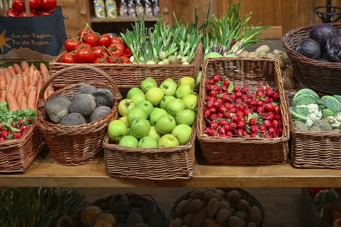 Gerahmter Druck : Körbe mit Früchten und Gemüse. Gerahmter Druck : Körbe mit Früchten und Gemüse.
