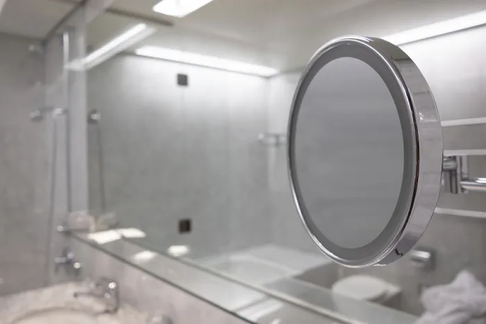 Gerahmter Druck : Badezimmer mit Spiegel Gerahmter Druck : Badezimmer mit Spiegel