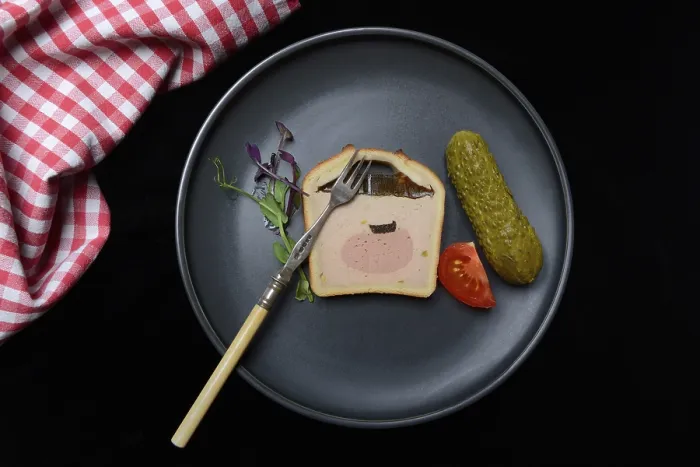 Gerahmter Druck : Geprellte Pâté auf Teller mit Mikrogreens. Gerahmter Druck : Geprellte Pâté auf Teller mit Mikrogreens.