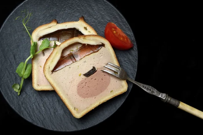 Gerahmter Druck : Geschlagenes Pâté auf Teller mit Microgrün. Gerahmter Druck : Geschlagenes Pâté auf Teller mit Microgrün.