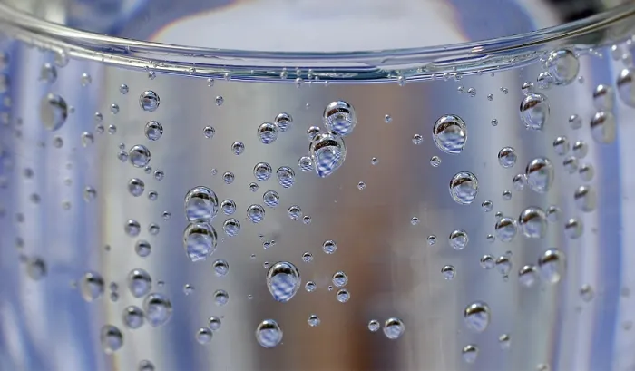 Gerahmter Druck : Bayerisches Muster in Wassertröpfchen. Gerahmter Druck : Bayerisches Muster in Wassertröpfchen.