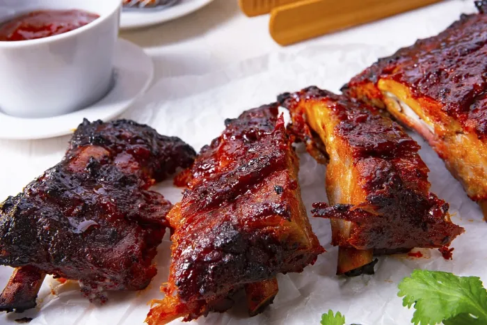 Gerahmter Druck : Rippchen aus einem Holzkohlegrill als BBQ-Ersatz. Gerahmter Druck : Rippchen aus einem Holzkohlegrill als BBQ-Ersatz.