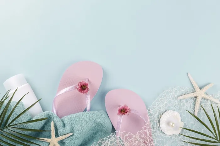 Gerahmter Druck : Strandaccessoires auf blauer Hintergrund. Gerahmter Druck : Strandaccessoires auf blauer Hintergrund.