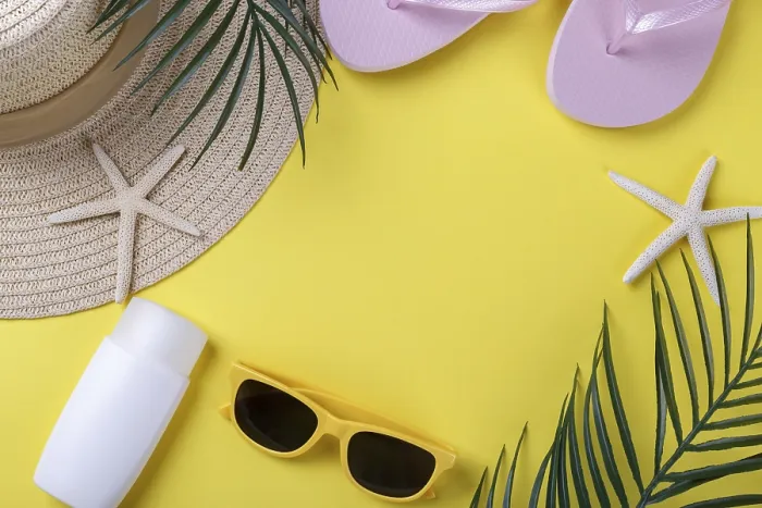 Gerahmter Druck : Strandaccessoires auf gelbem Hintergrund. Gerahmter Druck : Strandaccessoires auf gelbem Hintergrund.