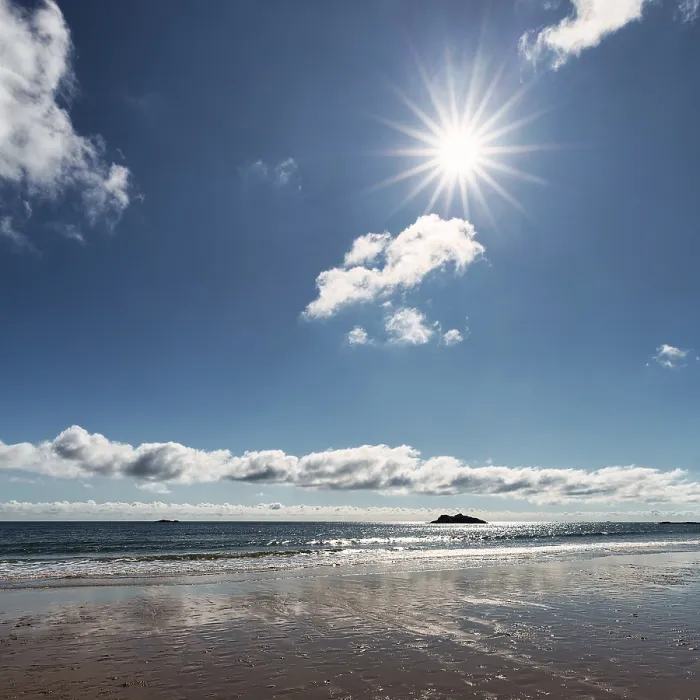 Gerahmter Druck : Leere Strandbucht in der Abendlicht, Sonnenstrahlen im leicht bewölkten Himmel Gerahmter Druck : Leere Strandbucht in der Abendlicht, Sonnenstrahlen im leicht bewölkten Himmel