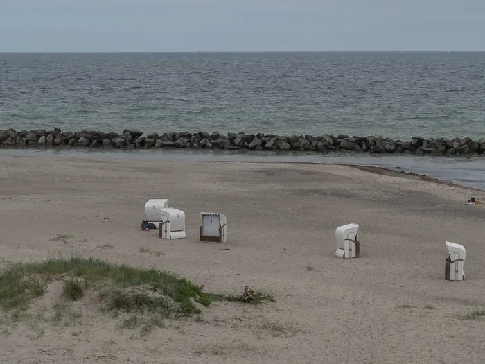 Gerahmter Druck : Ein leerer Strand mit einigen Strandstühlen. Gerahmter Druck : Ein leerer Strand mit einigen Strandstühlen.