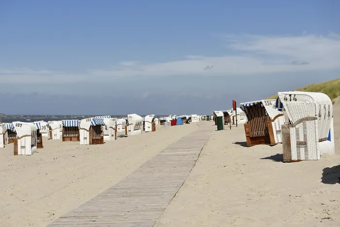 Gerahmter Druck : Strandstühle auf dem Badestrand. Gerahmter Druck : Strandstühle auf dem Badestrand.