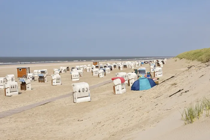 Gerahmter Druck : Strandstühle auf der Badebucht. Gerahmter Druck : Strandstühle auf der Badebucht.