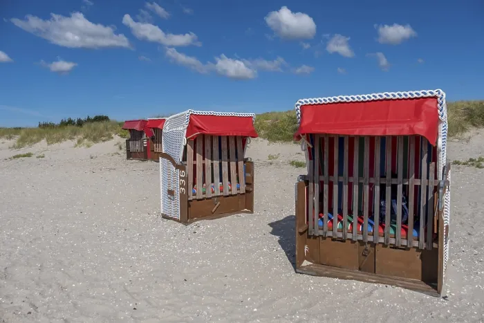 Gerahmter Druck : Strandstühle am Strand von Goting. Gerahmter Druck : Strandstühle am Strand von Goting.