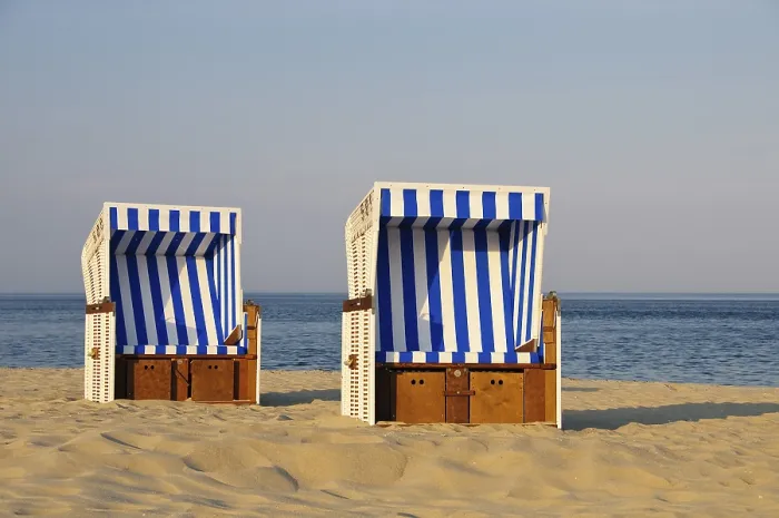 Gerahmter Druck : Zwei Strandstühle in Abendlicht. Gerahmter Druck : Zwei Strandstühle in Abendlicht.