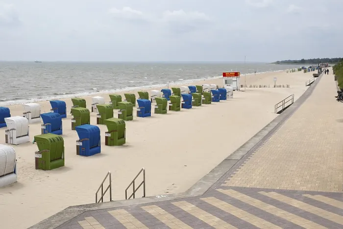 Gerahmter Druck : Strandstühle in Reihe, Leere Strand. Gerahmter Druck : Strandstühle in Reihe, Leere Strand.