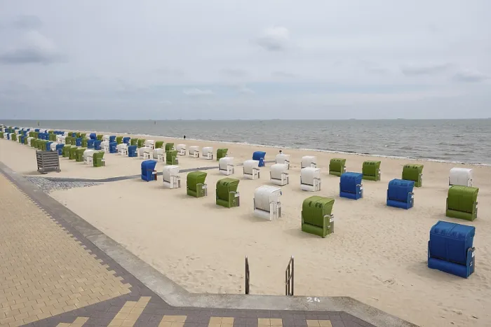 Gerahmter Druck : Strandstühle in Reihe am Strand. Gerahmter Druck : Strandstühle in Reihe am Strand.