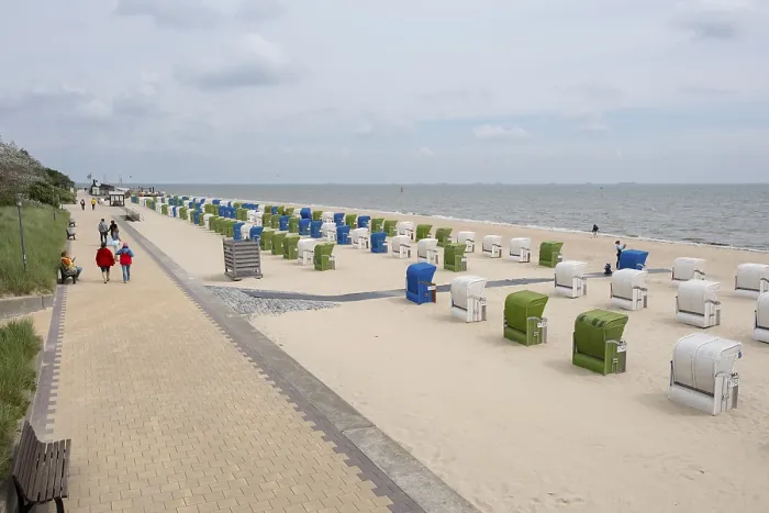 Gerahmter Druck : Strandstühle in Reihe am Strand. Gerahmter Druck : Strandstühle in Reihe am Strand.