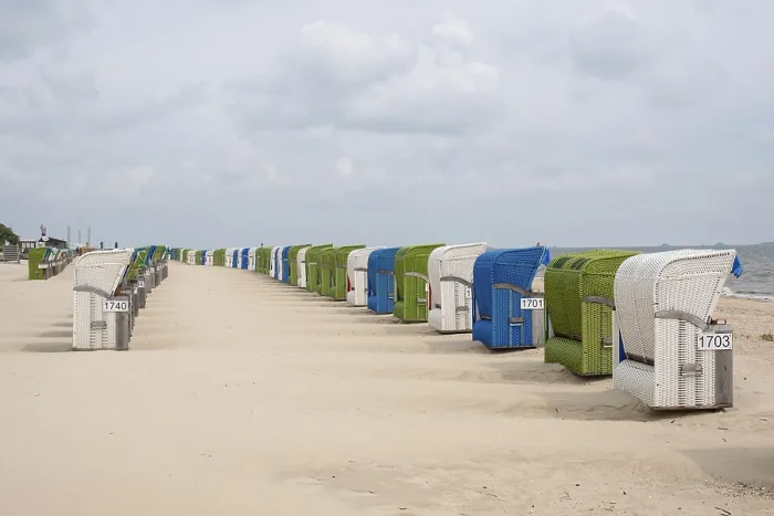 Gerahmter Druck : Strandstühle in Reihe, Leere Strand. Gerahmter Druck : Strandstühle in Reihe, Leere Strand.
