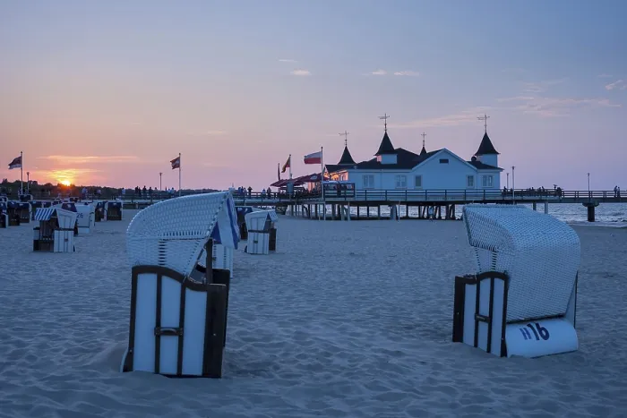 Gerahmter Druck : Strandstühle auf dem sandigen Strand.