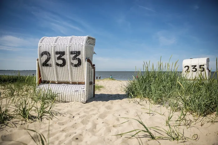 Gerahmter Druck : Strandstühle auf dem sandigen Strand. Gerahmter Druck : Strandstühle auf dem sandigen Strand.