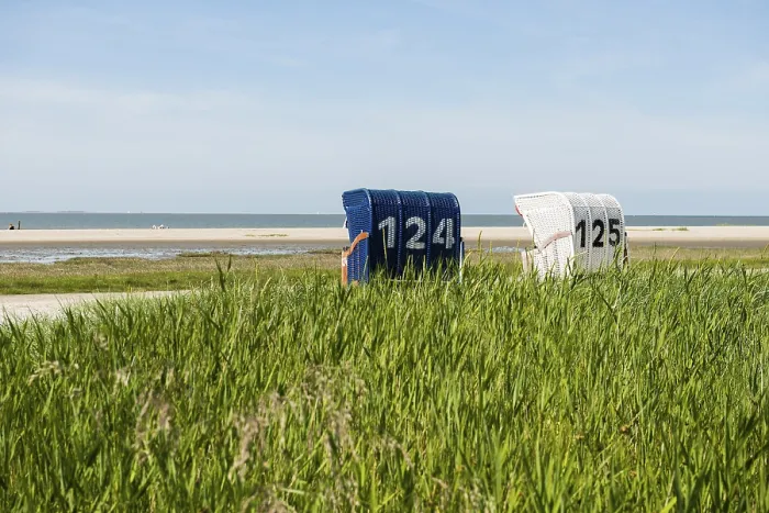 Gerahmter Druck : Strandstühle auf dem sandigen Strand. Gerahmter Druck : Strandstühle auf dem sandigen Strand.