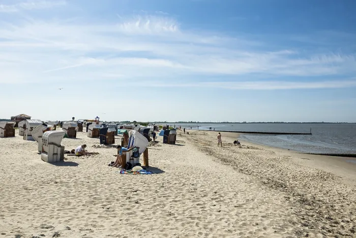 Gerahmter Druck : Strandstühle auf dem sandigen Strand. Gerahmter Druck : Strandstühle auf dem sandigen Strand.